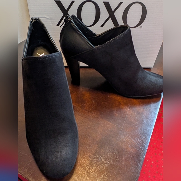 XOXO Shoes - XOXO Black Ankle Shoe Boots. Back Zipper. Pure Elegance. Size 8.